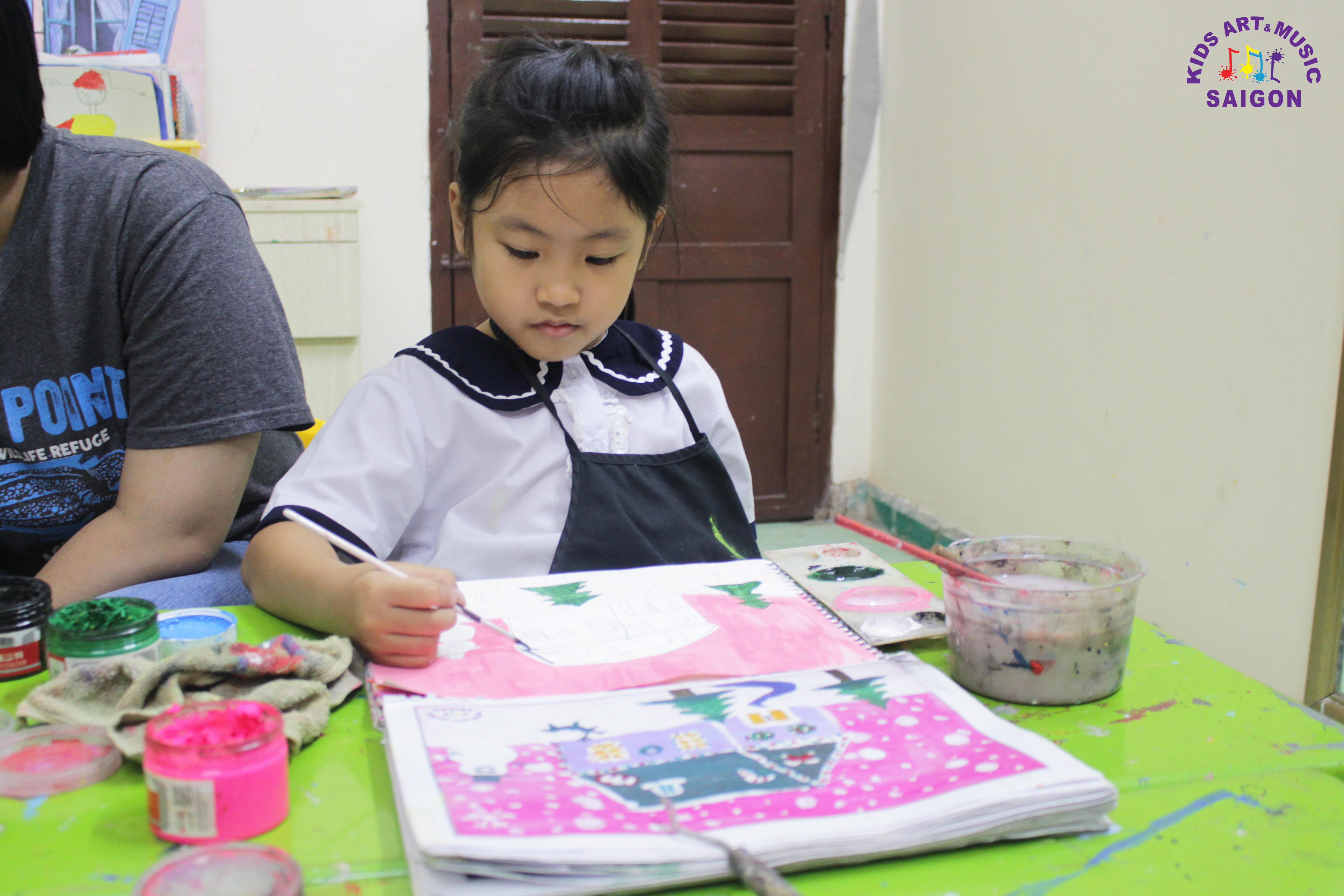 Các bé hào hứng với lớp mỹ thuật tạo hình tại trung tâm dạy vẽ ở quận Tân Bình-hình 2