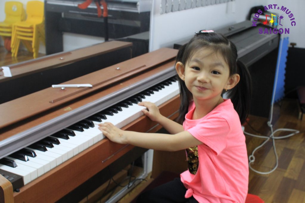 Nên cho bé học piano từ mấy tuổi? Bí quyết “gõ cửa” đúng giai đoạn vàng của trẻ - hình ảnh 6