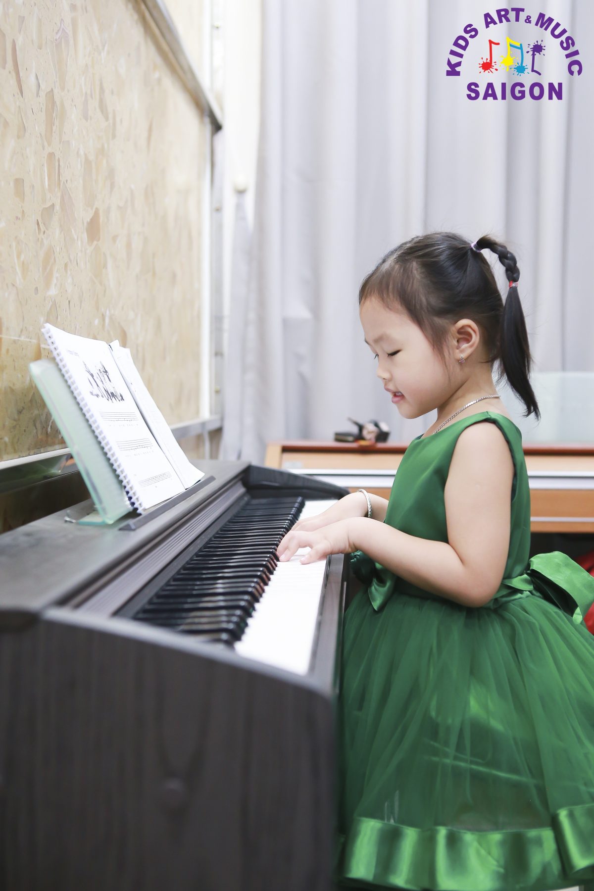 Sự khác nhau giữa tự học tại nhà và đi đến lớp học đàn piano