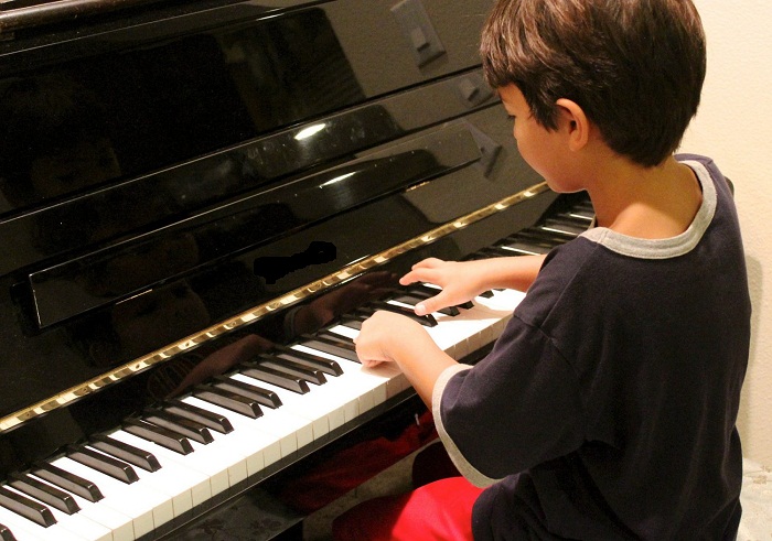 Mách nhỏ ba mẹ cách chọn bộ đàn piano cho bé ưng ý nhất