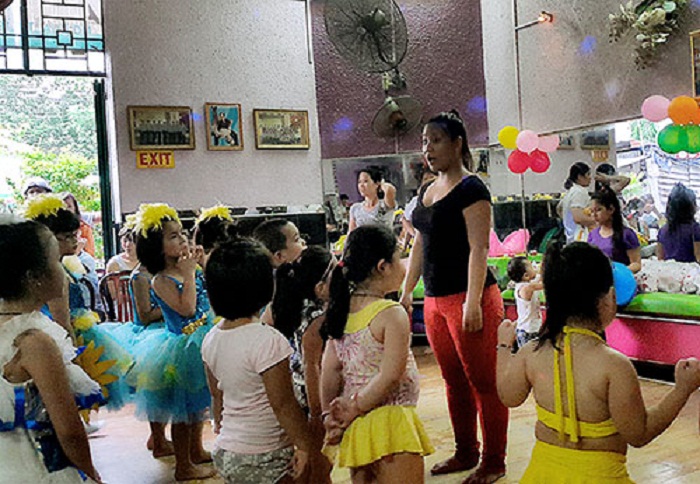 Cô giáo trẻ có niềm đam mê với các bài tập aerobic cho bé
