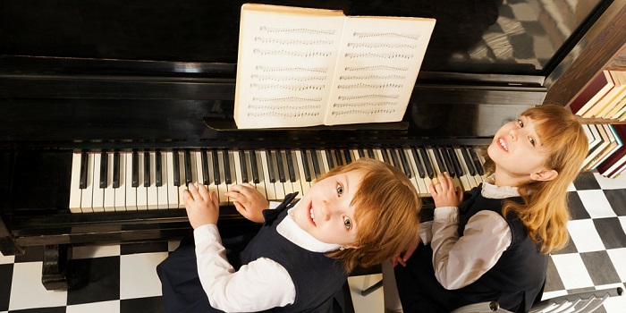 Ba mẹ nên dạy piano cho trẻ em ở nhà hay ở trường?