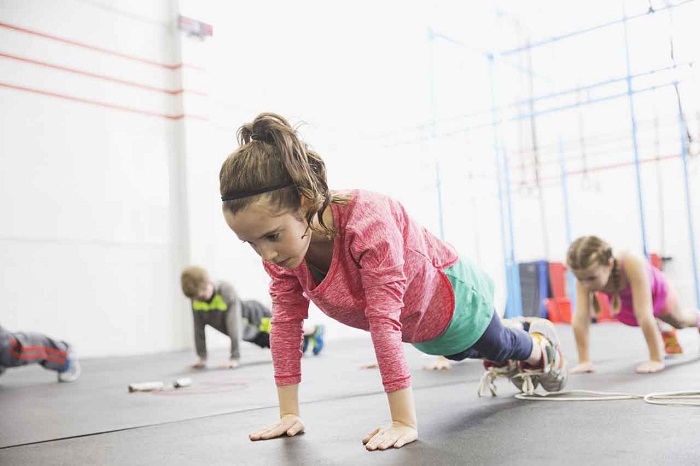 Tham gia các lớp tập aerobic cho bé để giúp bé kiểm soát lại cân nặng