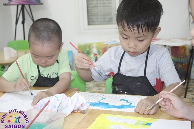 Học vẽ cho bé là một hoạt động thú vị và sáng tạo giúp trẻ phát triển tư duy và kỹ năng thẩm mỹ. Lớp học vẽ cho bé tại Hải Phòng sẽ cung cấp cho các bé những kỹ năng vẽ cơ bản, giúp cho các bé có thể thể hiện tài năng sáng tạo của mình một cách tốt nhất. Hãy đến với lớp học vẽ cho bé tại Hải Phòng và trải nghiệm cảm giác đặc biệt khi vẽ tranh!