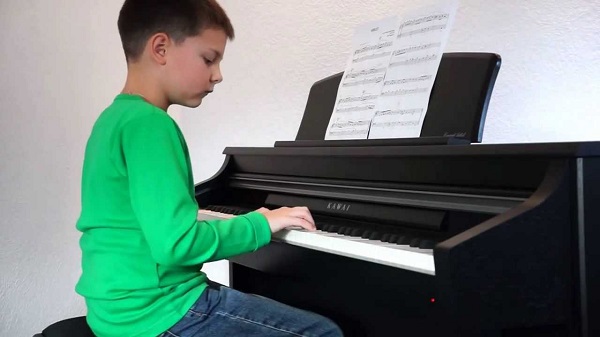 Đàn piano trẻ em – Cây đàn bé nhỏ nhưng tiềm ẩn sức mạnh to lớn hình ảnh 2