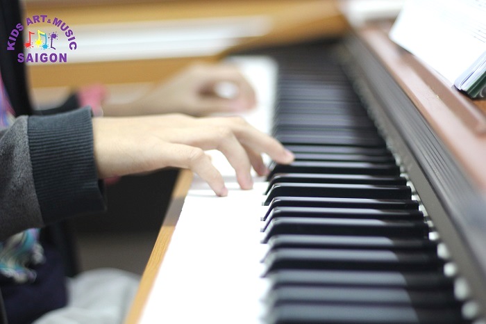 Dạy đàn piano tại Hà Nội cho trẻ em sẽ đem đến những lợi ích gì?