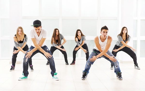 Khám phá cách học nhảy từ vũ công dạy Nhảy hiện đại cơ bản