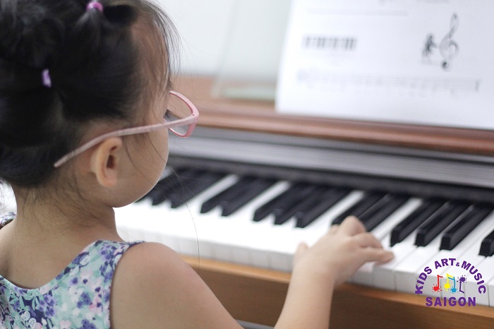 Bố mẹ cần chuẩn bị những gì trước khi cho bé đến trung tâm dạy đàn piano tại Hà Nội?