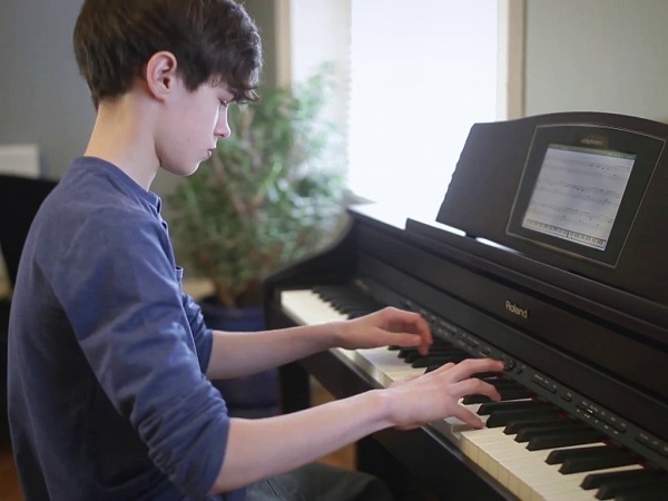 Những lưu ý với cách chơi piano cho các bé mới bắt đầu