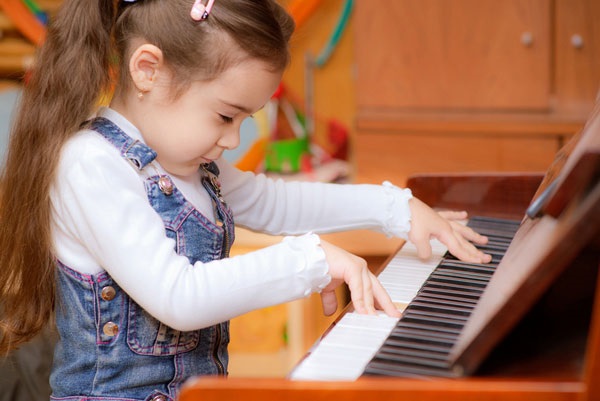 Bé chơi đánh đàn piano – Nơi phát huy tiềm năng ẩn trong bé