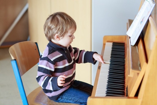 Bé chơi đánh đàn piano – Nơi phát huy tiềm năng ẩn trong bé hình ảnh 2