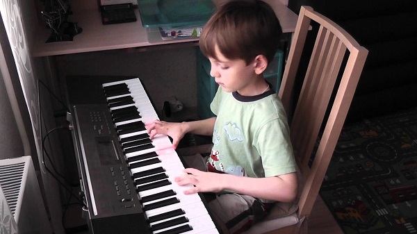 Hướng dẫn bé bí quyết học đàn piano online hiệu quả hình ảnh 2