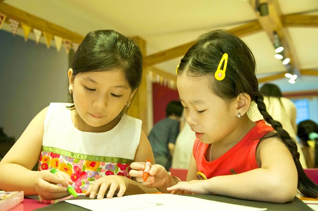 Ba mẹ cần lưu ý những gì khi tìm lớp học vẽ cho con ở Hà Nội?