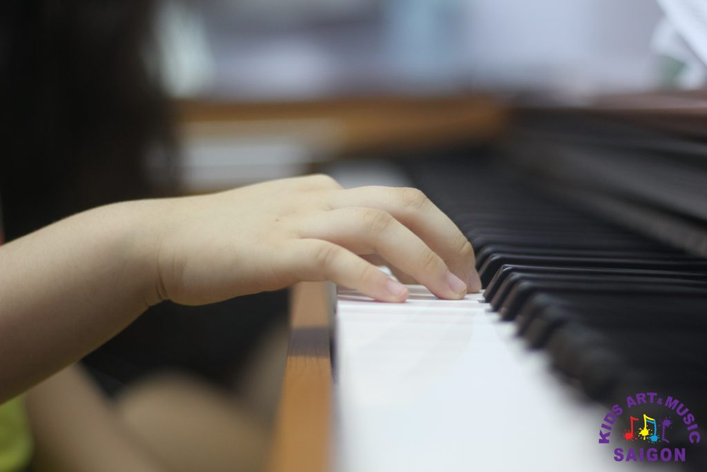 Nên cho bé học piano từ mấy tuổi? Bí quyết “gõ cửa” đúng giai đoạn vàng của trẻ - hình ảnh 3