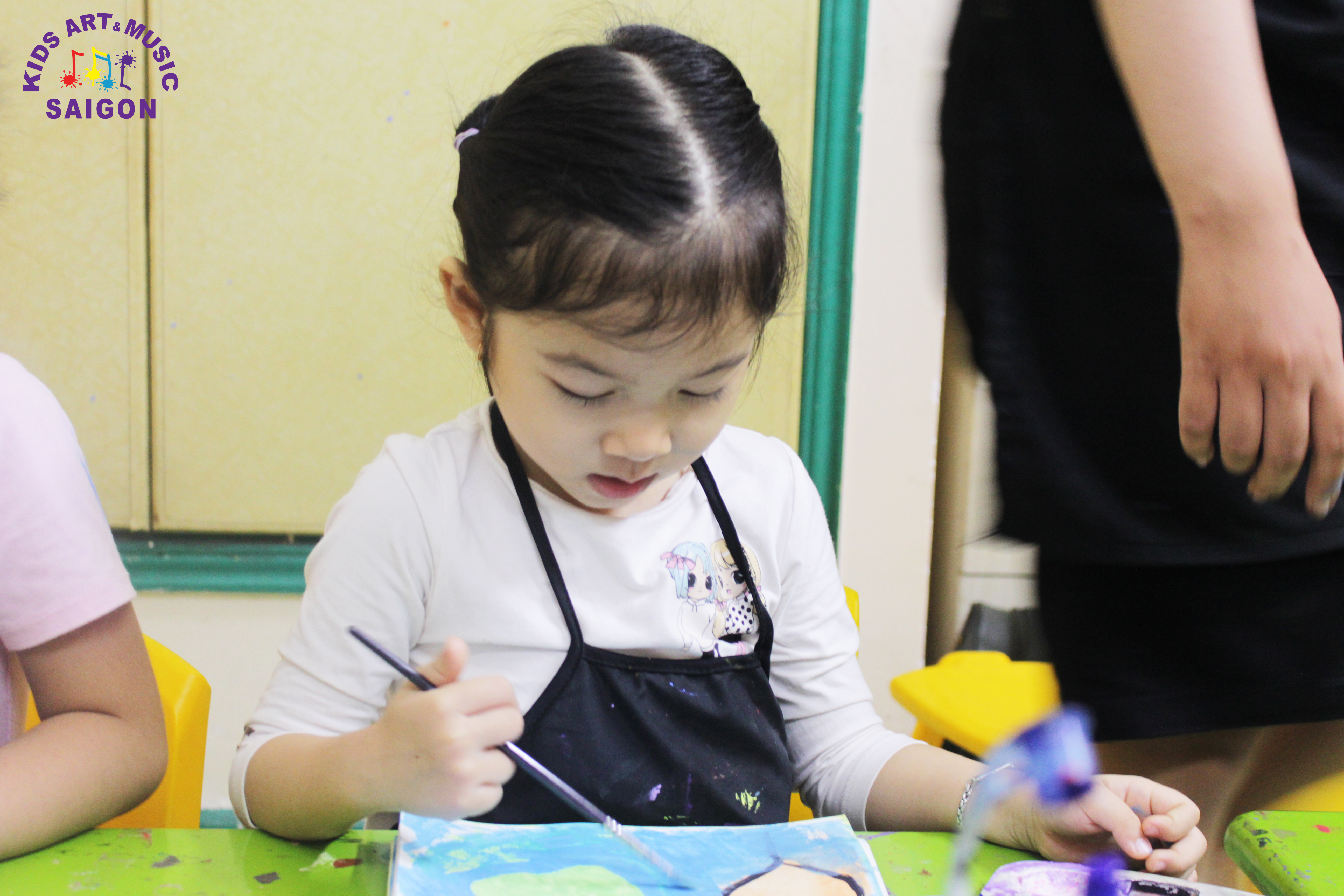 Các bé hào hứng với lớp mỹ thuật tạo hình tại trung tâm dạy vẽ ở quận Tân Bình ảnh 1
