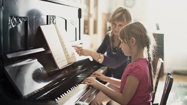 Dạy học đàn piano cho bé nên bắt đầu từ đâu