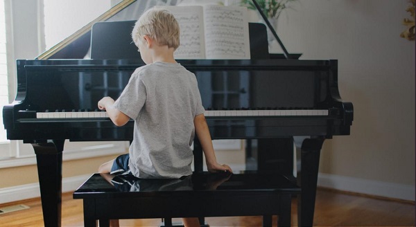 Lợi ích của việc cho trẻ học chơi piano có thể bạn chưa biết