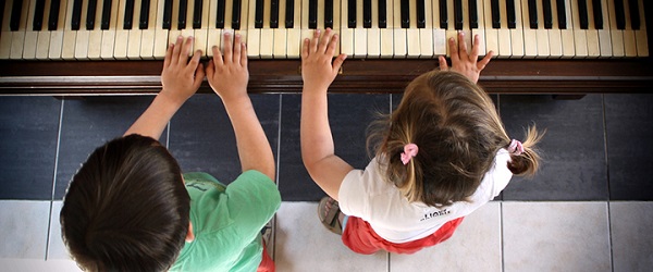 Lợi ích của việc cho trẻ học chơi piano có thể bạn chưa biết hình ảnh 2