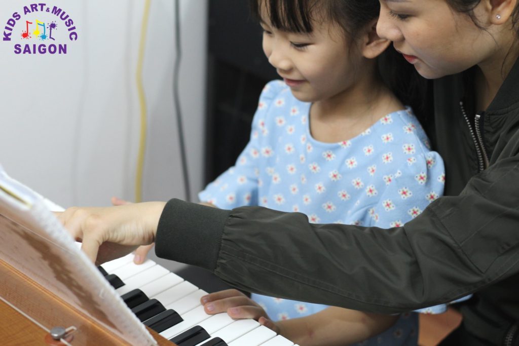 Đổ xô cho bé nhà mình theo học đàn Piano Hà Nội 2