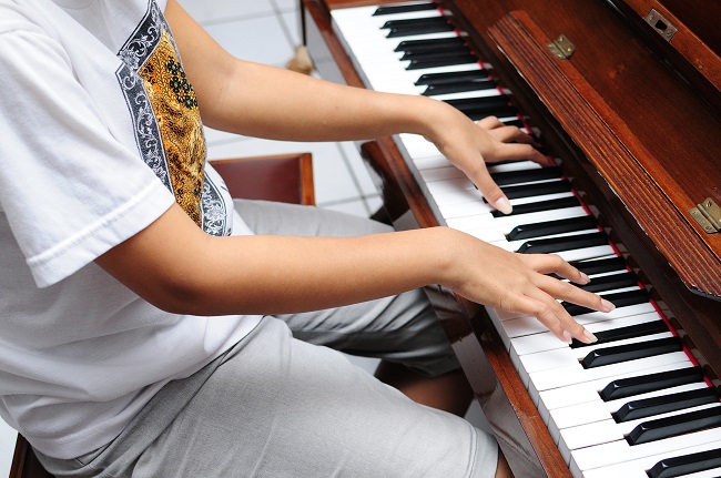 Мелодии на фортепиано слушать. Девушка и пианино. Уроки фортепиано для студентов. Игра на фортепиано. Красивая игра на пианино.