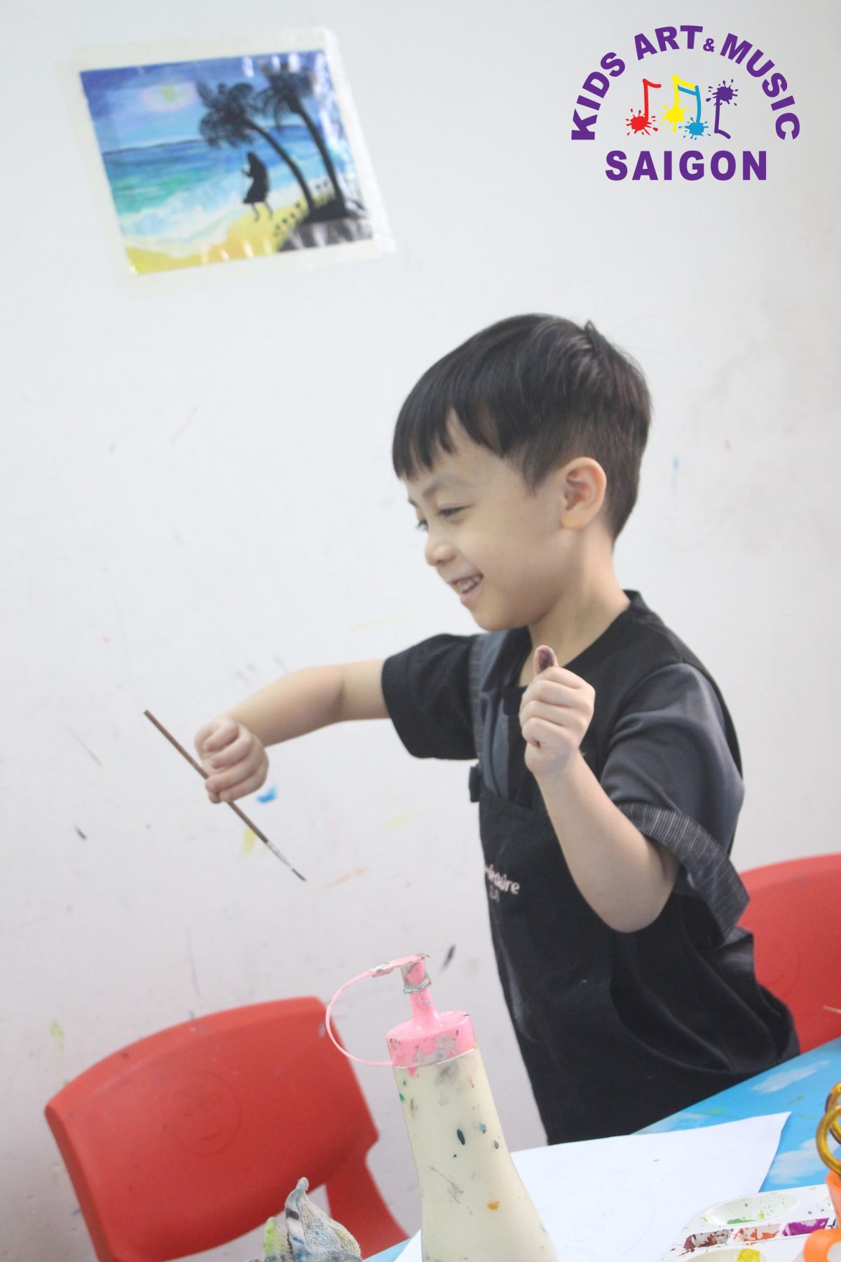 Lớp học vẽ tại Hải Phòng được tổ chức bởi Kids Art&Music Saigon, đội ngũ giáo viên giàu kinh nghiệm và nhiệt huyết luôn cam kết cung cấp chương trình học hiệu quả và mang lại trải nghiệm thăng hoa cho các bé. Các bài học được thiết kế khoa học, với sự kết hợp giữa phương pháp học tập và trò chơi, giúp cho các bé không những phát triển kỹ năng vẽ mà còn trau dồi kỹ năng tư duy phản biện. Hãy đến với Kids Art&Music Saigon và trải nghiệm lớp học vẽ đầy thú vị!
