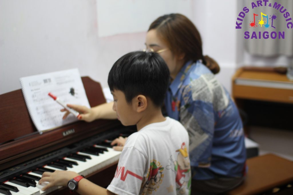 Nên cho bé học piano từ mấy tuổi? Bí quyết “gõ cửa” đúng giai đoạn vàng của trẻ - hình ảnh 4