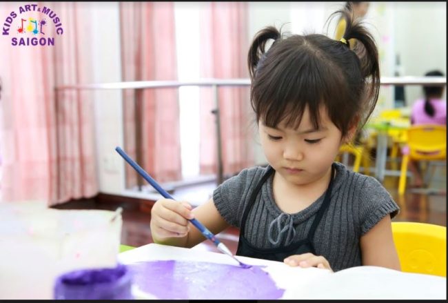 Kids Art&Music Saigon là một lựa chọn tuyệt vời cho các bậc phụ huynh tại Bình Dương muốn giúp con trẻ của mình phát triển khả năng vẽ và nghệ thuật. Với đội ngũ giáo viên nhiệt huyết và tâm huyết, các em nhỏ sẽ được học vẽ và tạo ra những tác phẩm đẹp mắt.