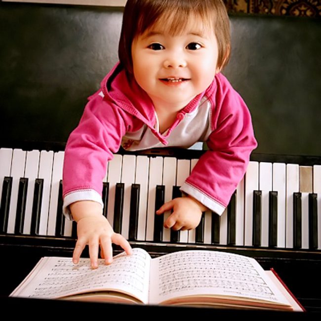 Tại sao ba mẹ nên cho bé tham gia các lớp dạy đàn piano tại quận Hoàng Mai Hà Nội?