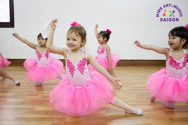 Một số bài tập khởi động khi cho bé học múa