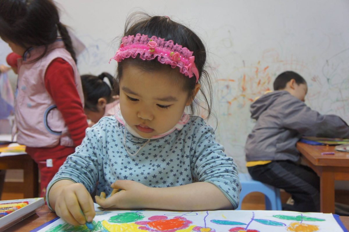 Lớp dạy vẽ cho trẻ em sẽ giúp con bạn phát triển tài năng nghệ thuật và trau dồi kỹ năng sáng tạo. Họ sẽ được học vẽ các hình đơn giản đến phức tạp, giao tiếp với bạn bè qua sự sáng tạo và học được cách thể hiện tình cảm của mình thông qua nghệ thuật. Hãy đến và xem học viên trong lớp tạo ra những tác phẩm nghệ thuật đáng yêu và đầy màu sắc.