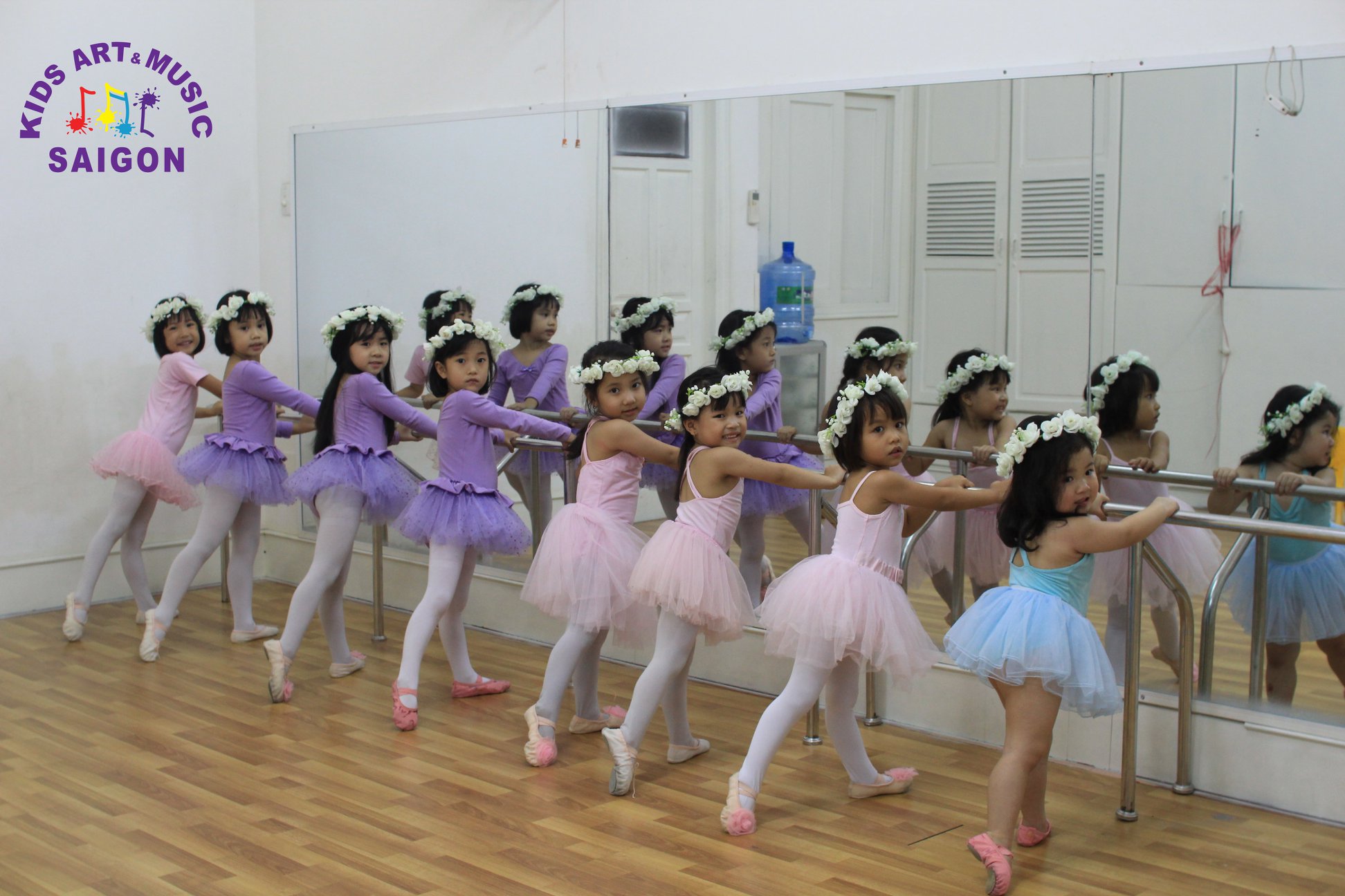 Những bộ váy múa Ballet cho bé Hà Nội có gì đặc biệt? ảnh 1