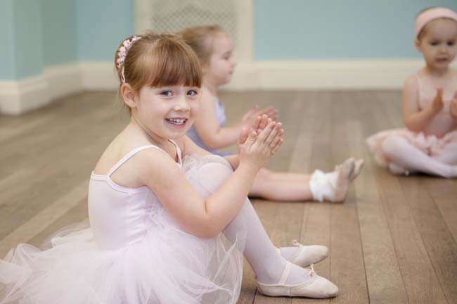 Ba mẹ đã tìm được nơi bán váy múa ballet cho bé chưa?