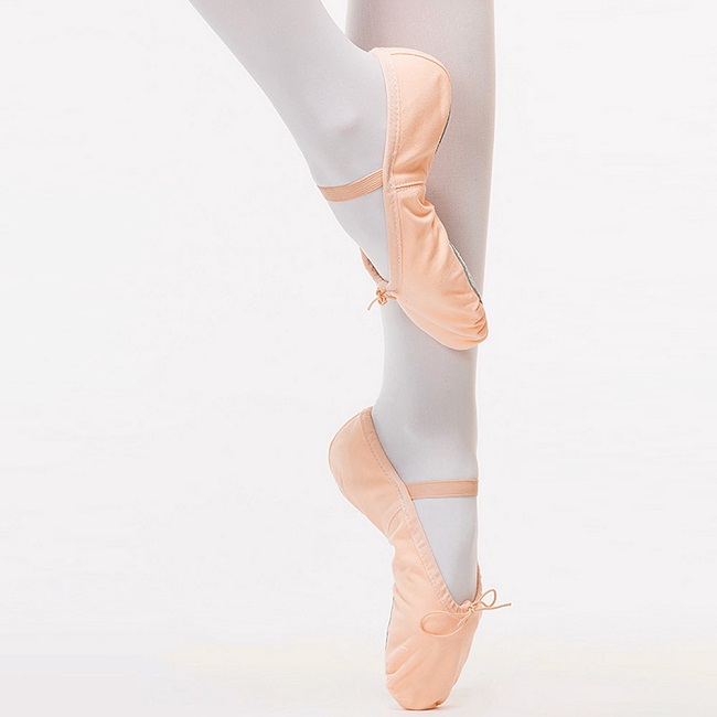 Tại sao phải sử dụng giày múa mũi mềm khi học múa ballet?
