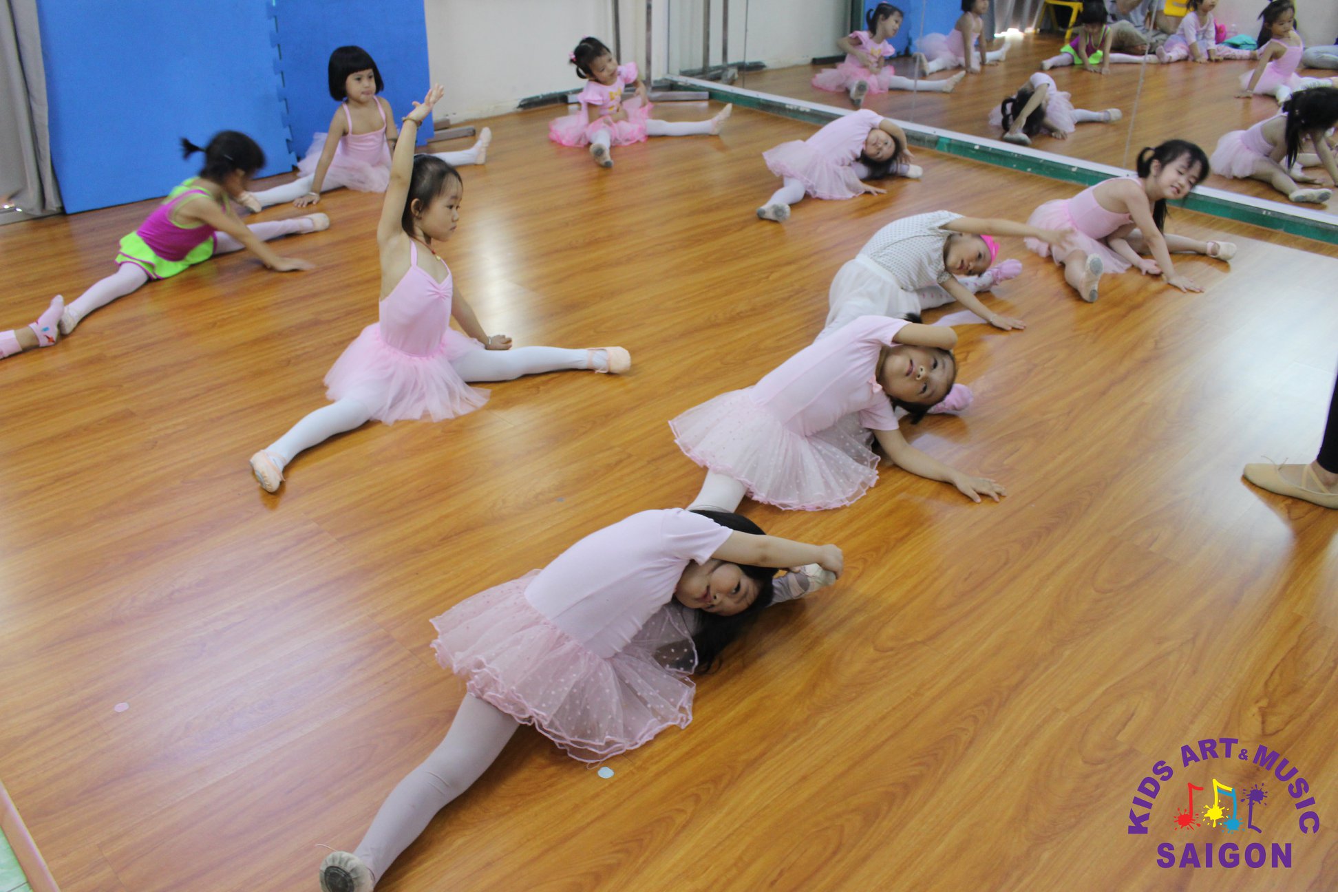 Luyện tập múa Ballet: Nắm vững các tư thế múa cơ bản - hình ảnh 1