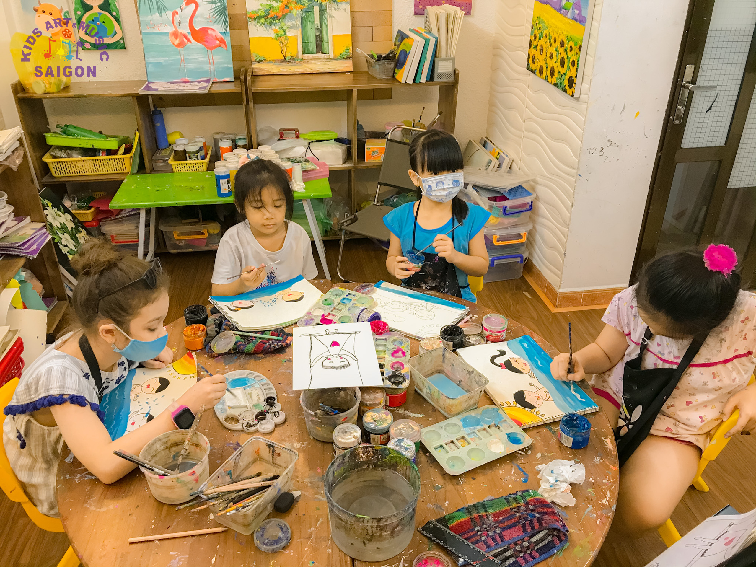 Cùng ngắm nhìn những bức ảnh của các "họa sĩ nhí" ở khóa học vẽ cho bé tại Kids Art & Music Sài Gòn