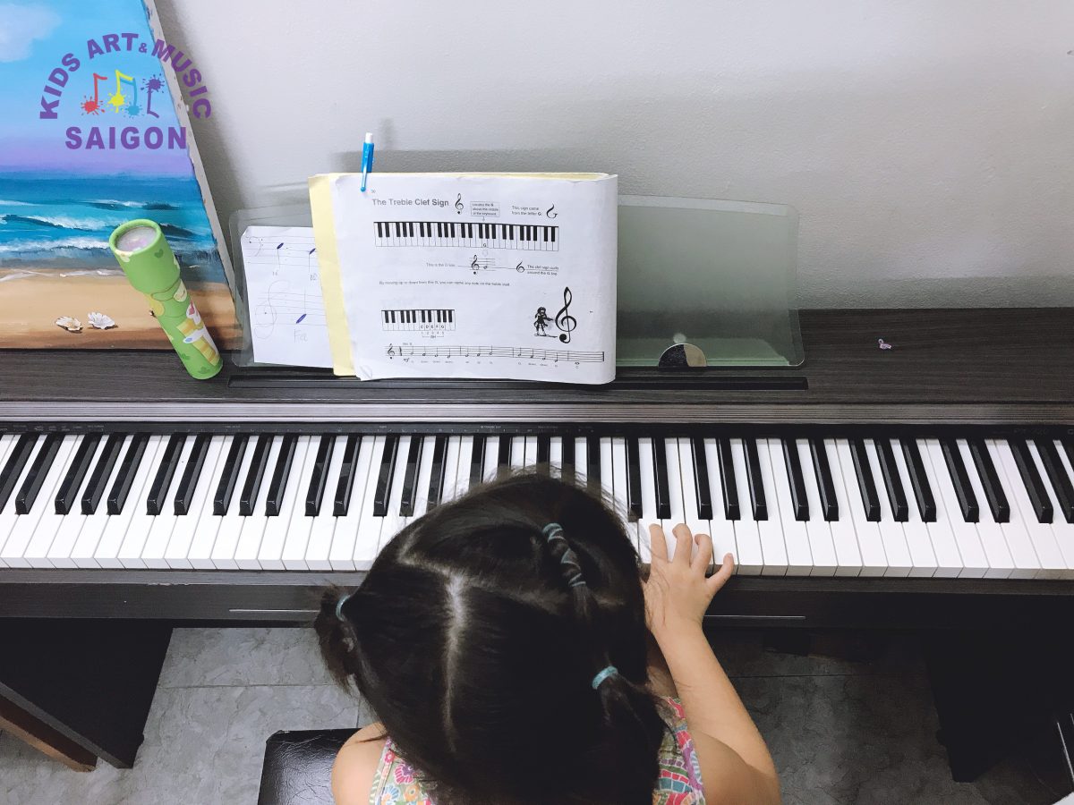 Ba mẹ cần lưu ý những gì khi tìm gia sư piano tại TPHCM cho con?